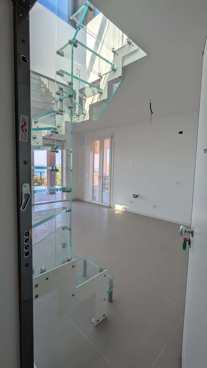 Bardolino Neubau Luxus 3-ZI-Penthouse (App.5) Dachterrasse Blick Gardasee, Solar, Fahrstuhl, Garage,