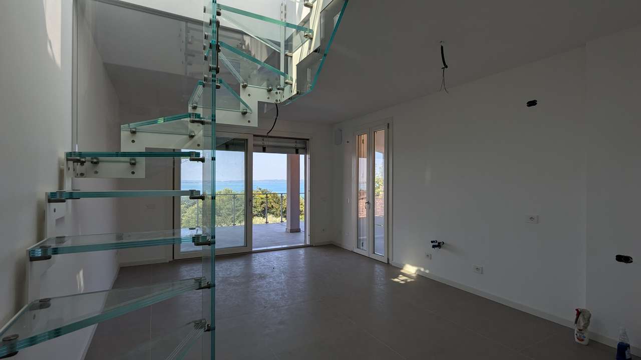 Bardolino Neubau Luxus 3-ZI-Penthouse (App.5) Dachterrasse Blick Gardasee, Solar, Fahrstuhl, Garage,