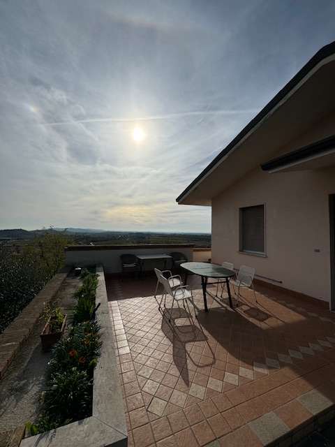 schicke Villa mit Seeblick und Ausbaureserve in Cavaion Veronese