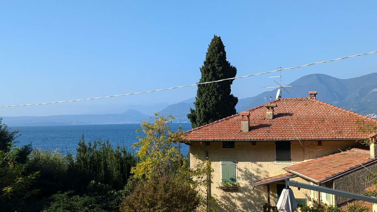imposante Villa in 1.Linie am Gardasee Torri del Benaco mit viel Baupotential