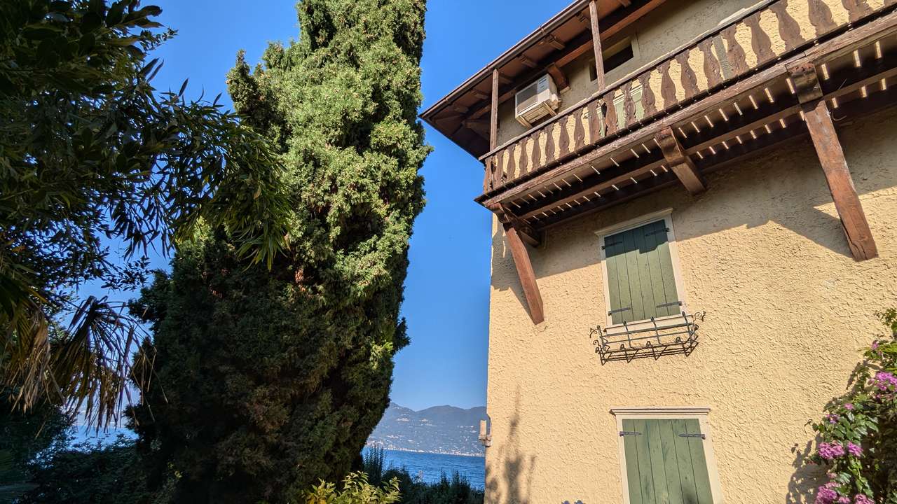 imposante Villa in 1.Linie am Gardasee Torri del Benaco mit viel Baupotential