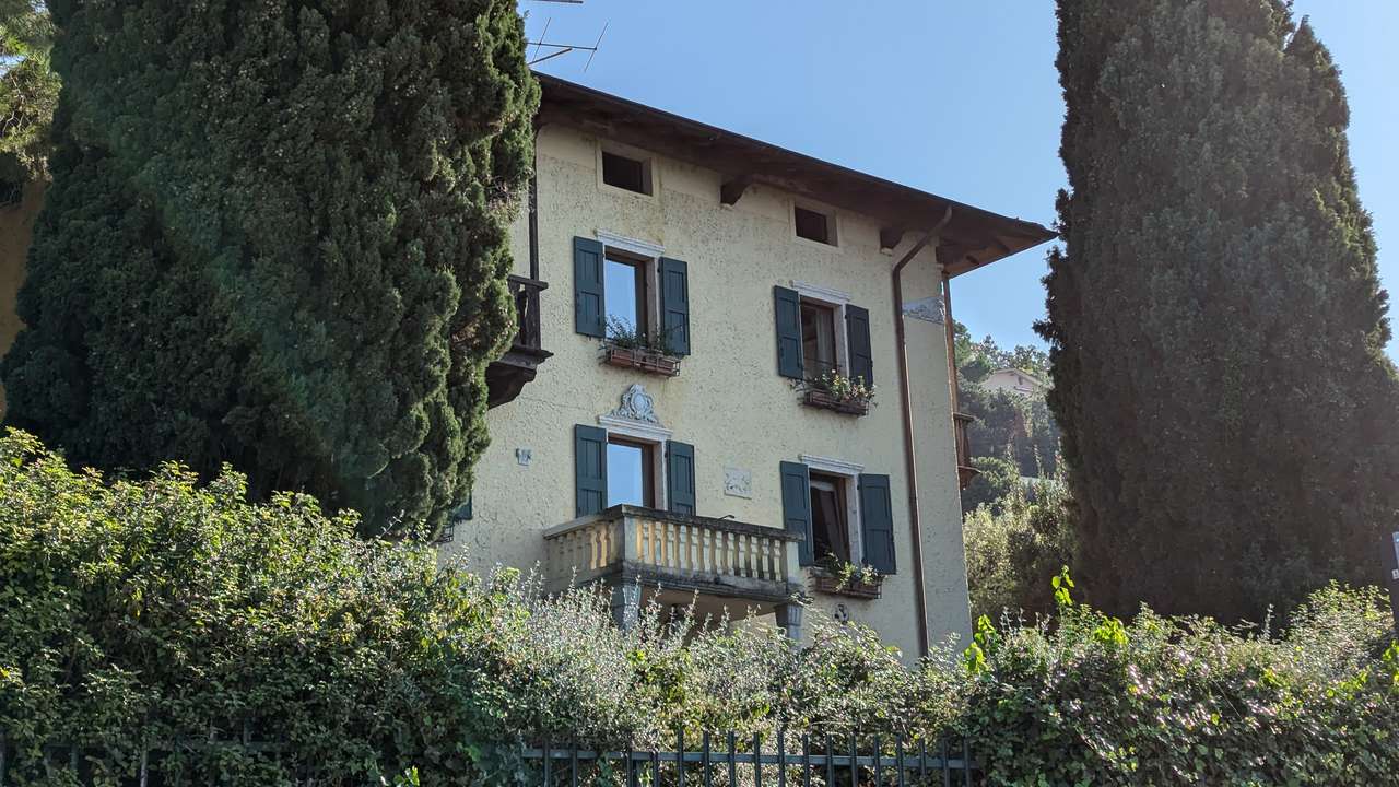 imposante Villa in 1.Linie am Gardasee Torri del Benaco mit viel Baupotential