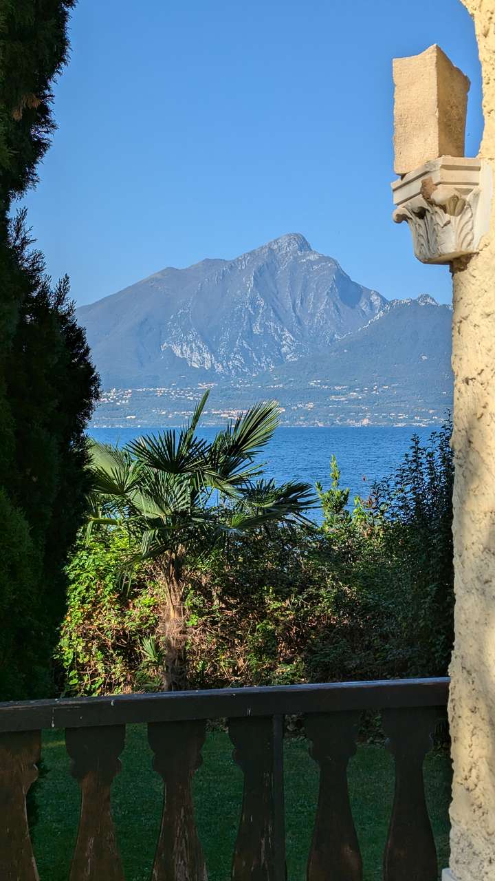 imposante Villa in 1.Linie am Gardasee Torri del Benaco mit viel Baupotential