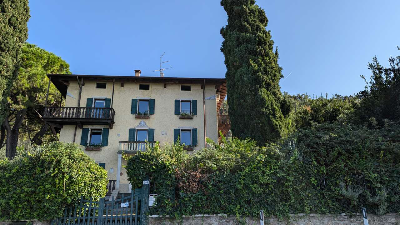 imposante Villa in 1.Linie am Gardasee Torri del Benaco mit viel Baupotential