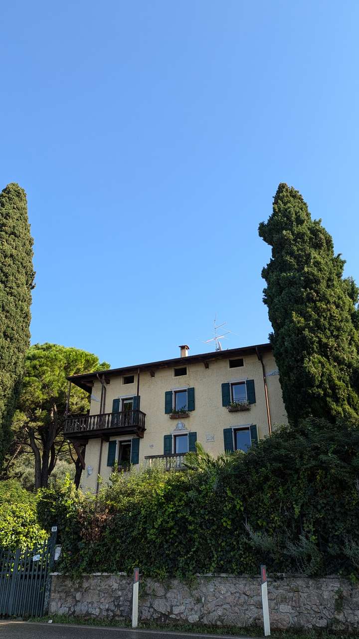imposante Villa in 1.Linie am Gardasee Torri del Benaco mit viel Baupotential