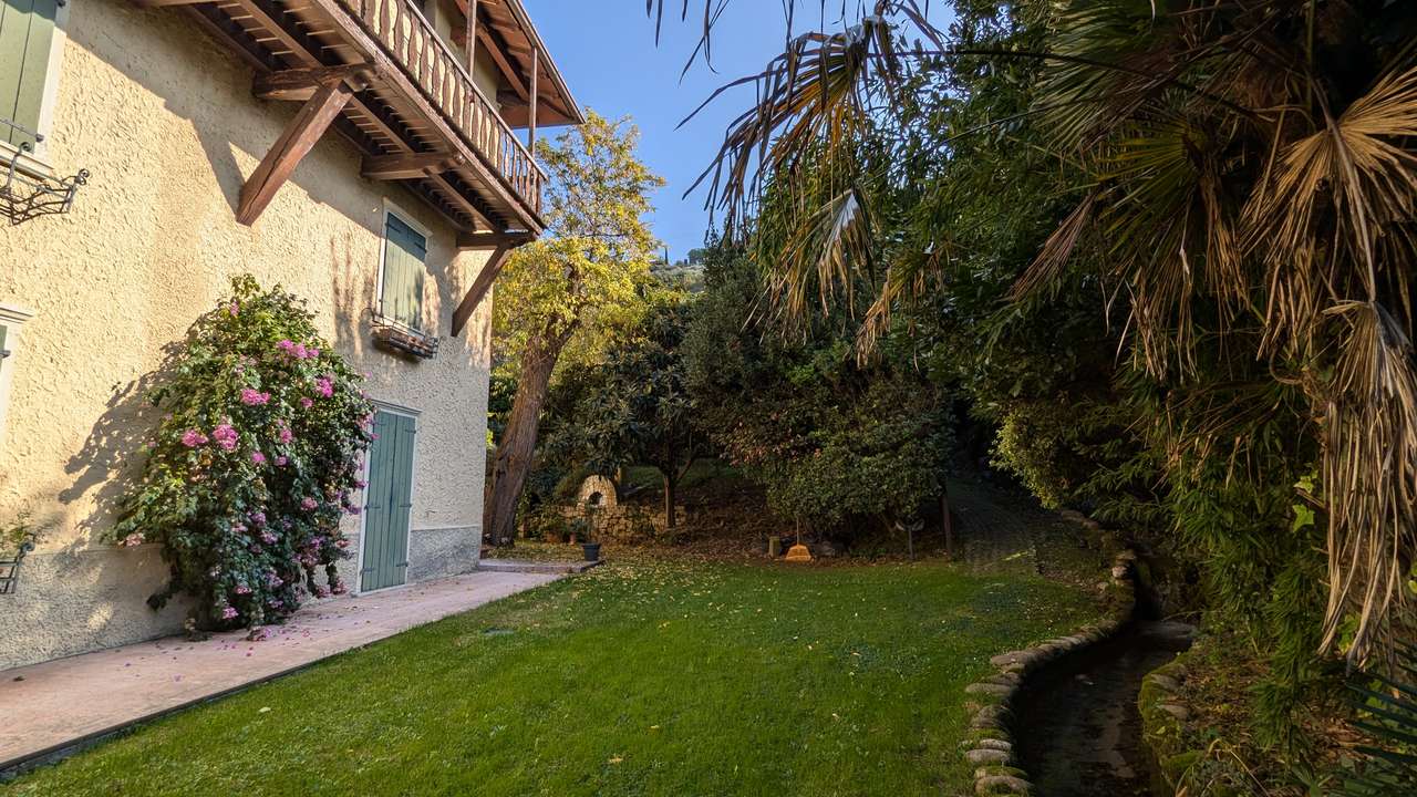 imposante Villa in 1.Linie am Gardasee Torri del Benaco mit viel Baupotential