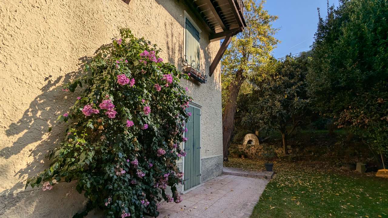 imposante Villa in 1.Linie am Gardasee Torri del Benaco mit viel Baupotential
