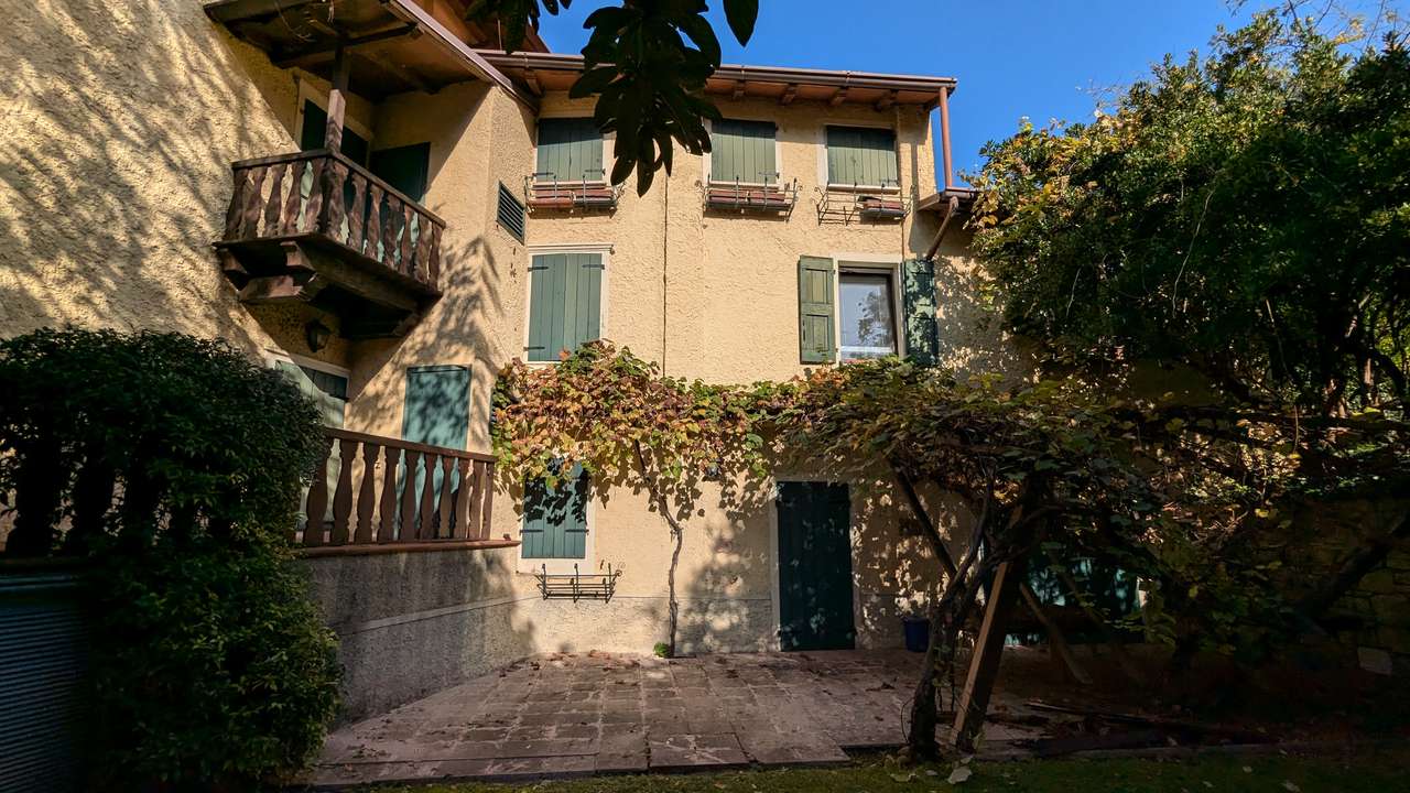 imposante Villa in 1.Linie am Gardasee Torri del Benaco mit viel Baupotential