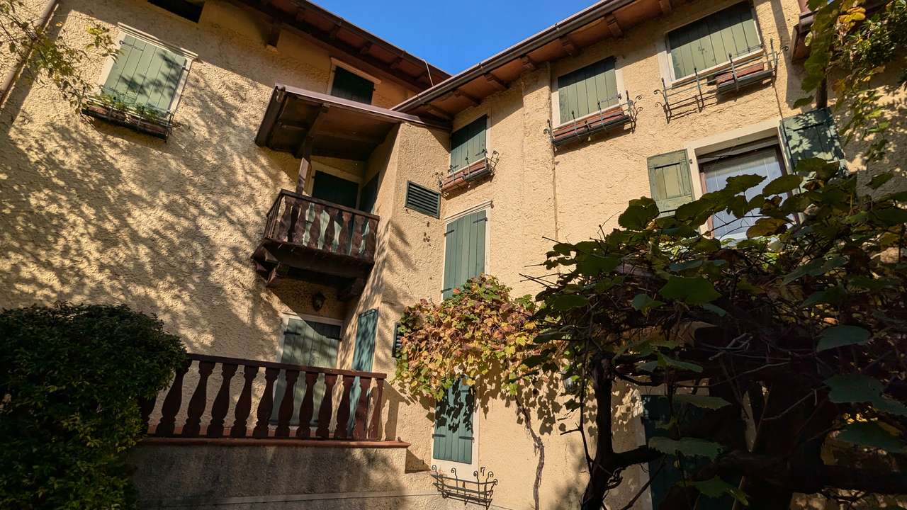 imposante Villa in 1.Linie am Gardasee Torri del Benaco mit viel Baupotential