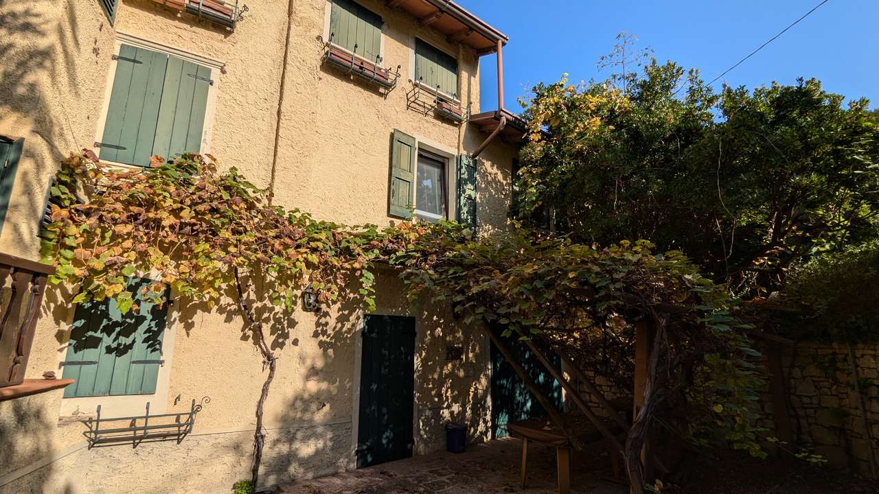 imposante Villa in 1.Linie am Gardasee Torri del Benaco mit viel Baupotential