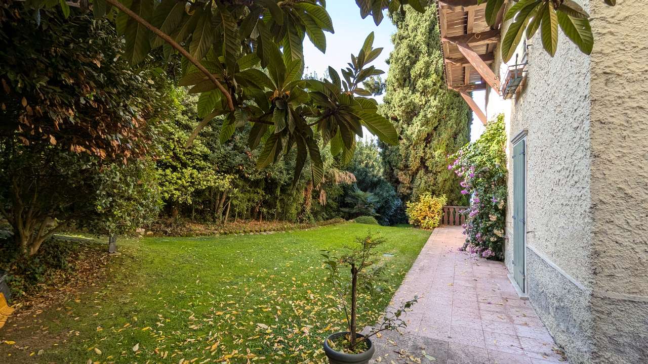 imposante Villa in 1.Linie am Gardasee Torri del Benaco mit viel Baupotential