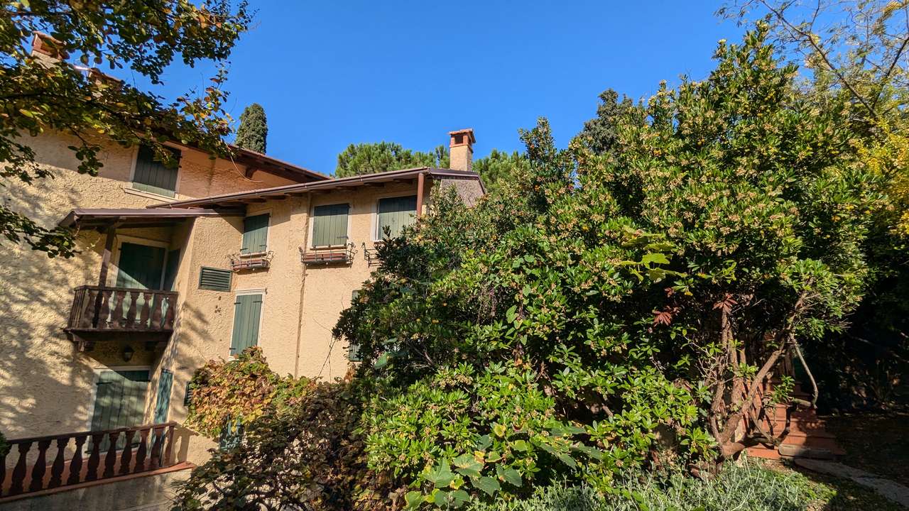 imposante Villa in 1.Linie am Gardasee Torri del Benaco mit viel Baupotential