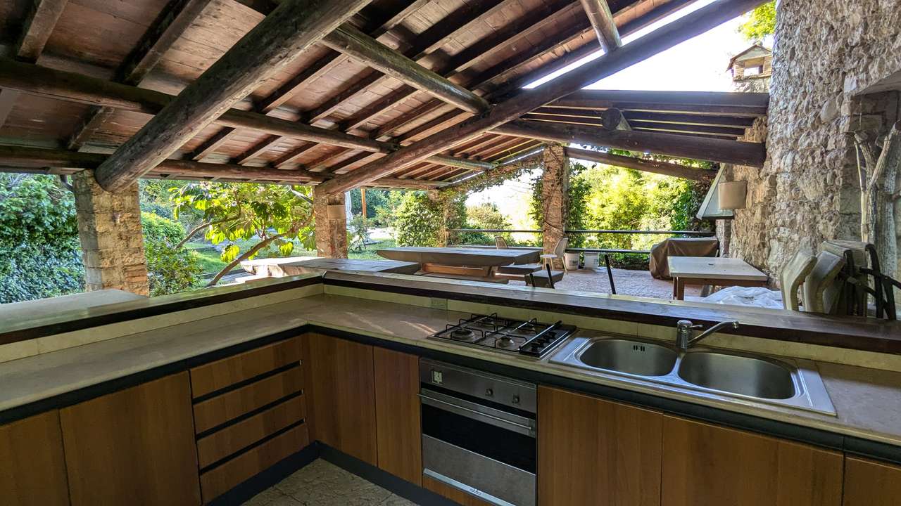 imposante Villa in 1.Linie am Gardasee Torri del Benaco mit viel Baupotential