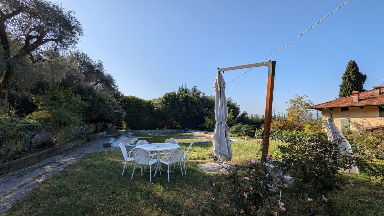 imposante Villa in 1.Linie am Gardasee Torri del Benaco mit viel Baupotential