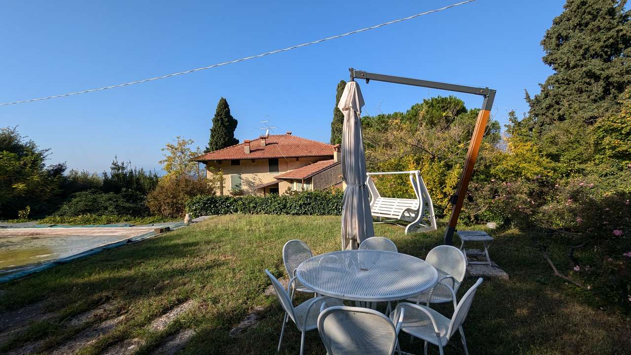 imposante Villa in 1.Linie am Gardasee Torri del Benaco mit viel Baupotential
