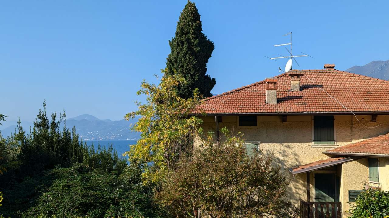 imposante Villa in 1.Linie am Gardasee Torri del Benaco mit viel Baupotential