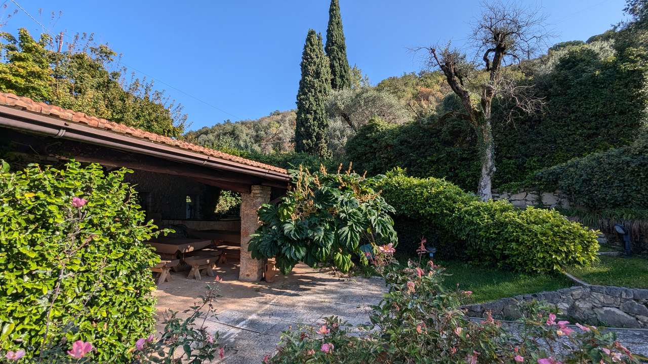 imposante Villa in 1.Linie am Gardasee Torri del Benaco mit viel Baupotential