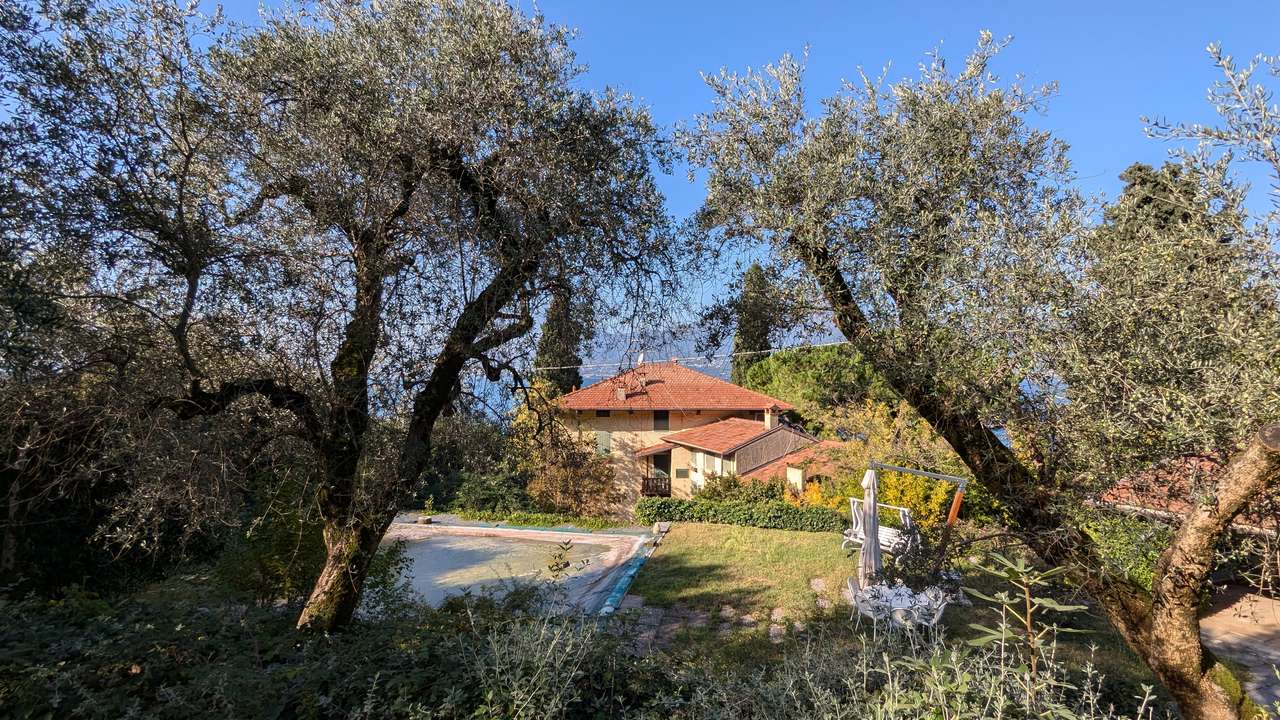 imposante Villa in 1.Linie am Gardasee Torri del Benaco mit viel Baupotential