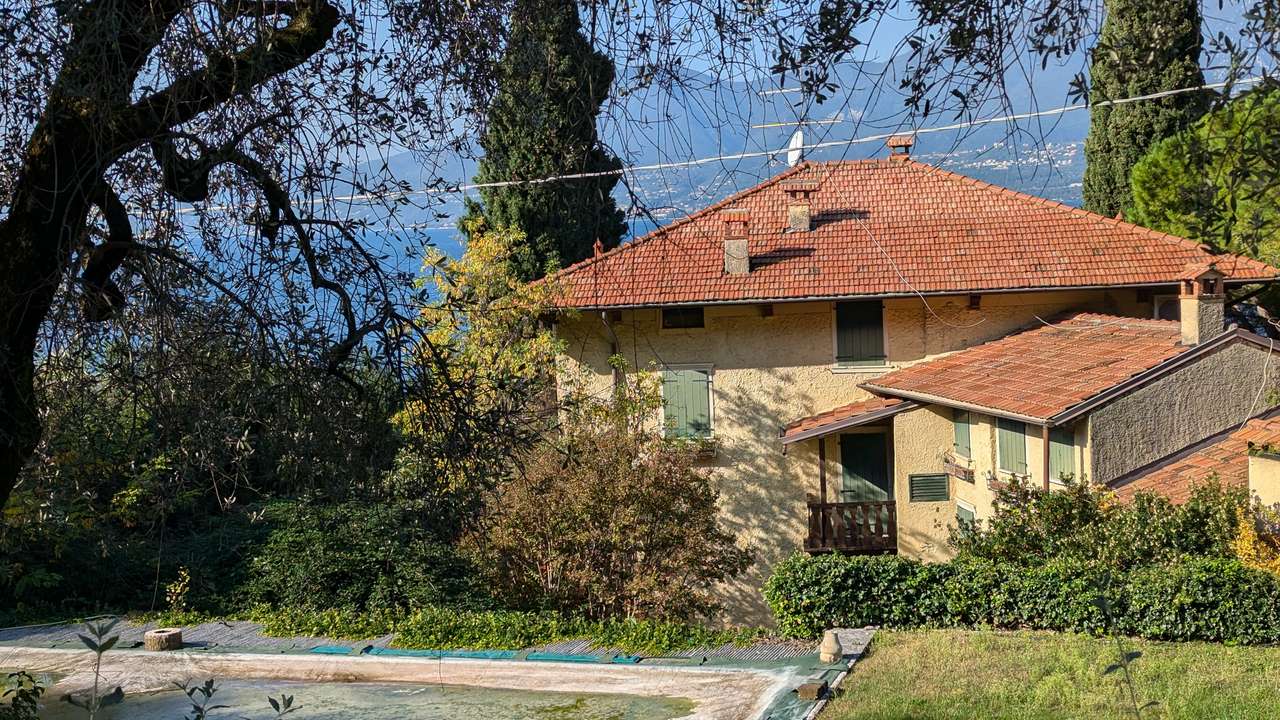 imposante Villa in 1.Linie am Gardasee Torri del Benaco mit viel Baupotential