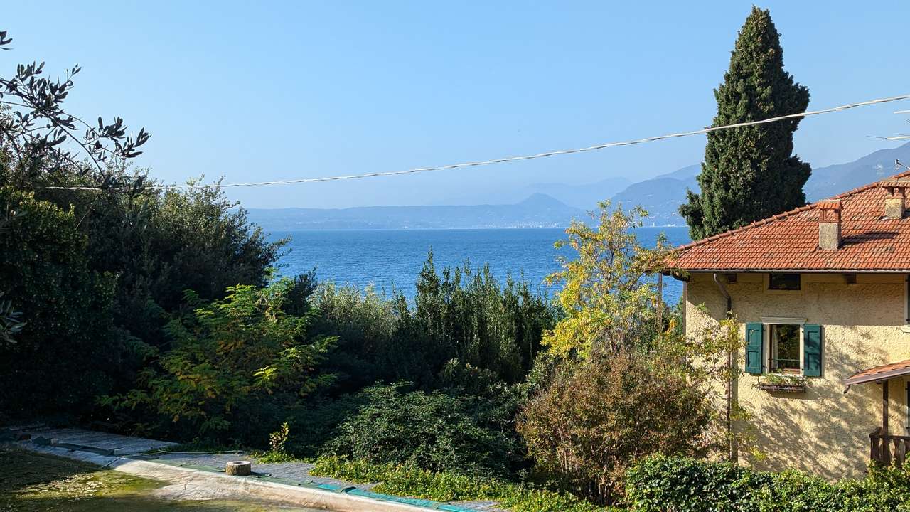 imposante Villa in 1.Linie am Gardasee Torri del Benaco mit viel Baupotential