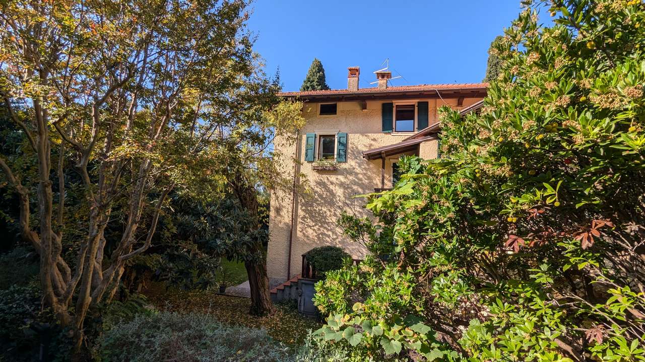imposante Villa in 1.Linie am Gardasee Torri del Benaco mit viel Baupotential