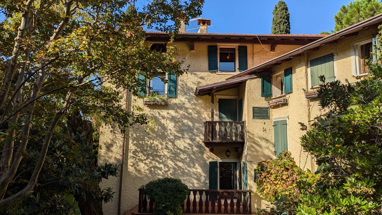 imposante Villa in 1.Linie am Gardasee Torri del Benaco mit viel Baupotential
