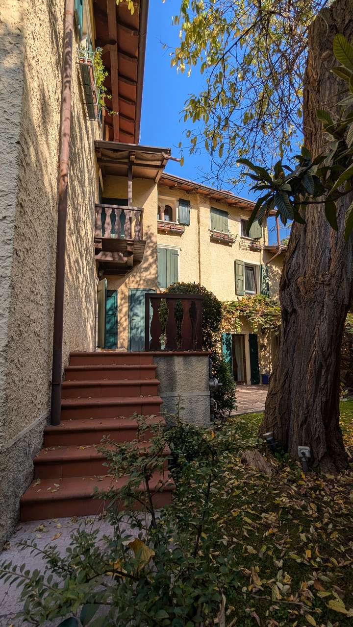 imposante Villa in 1.Linie am Gardasee Torri del Benaco mit viel Baupotential