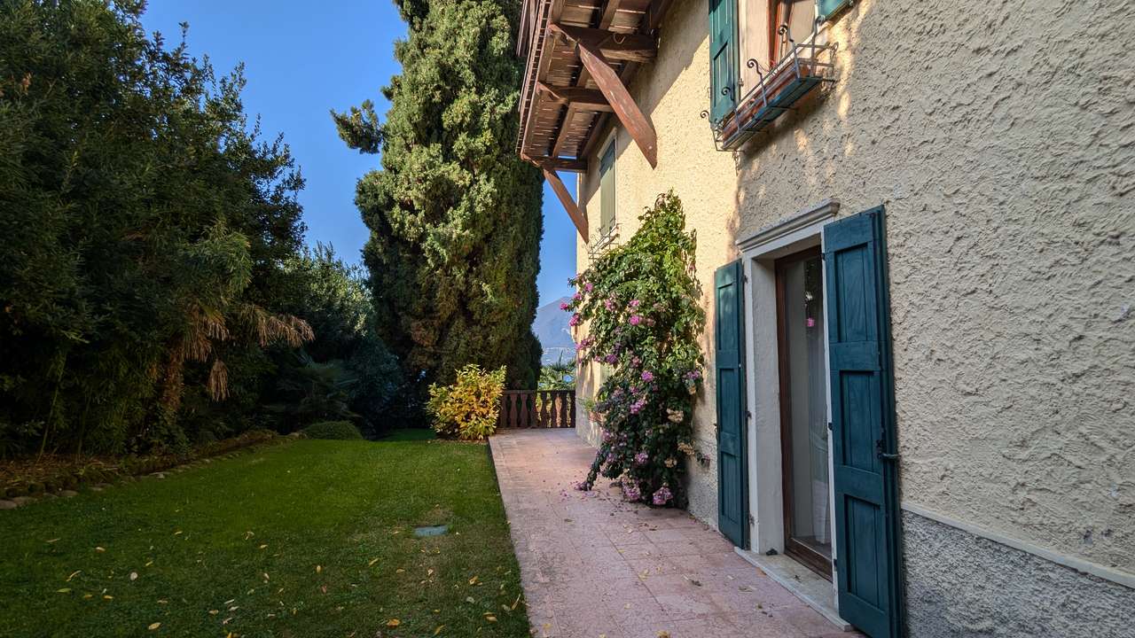 imposante Villa in 1.Linie am Gardasee Torri del Benaco mit viel Baupotential