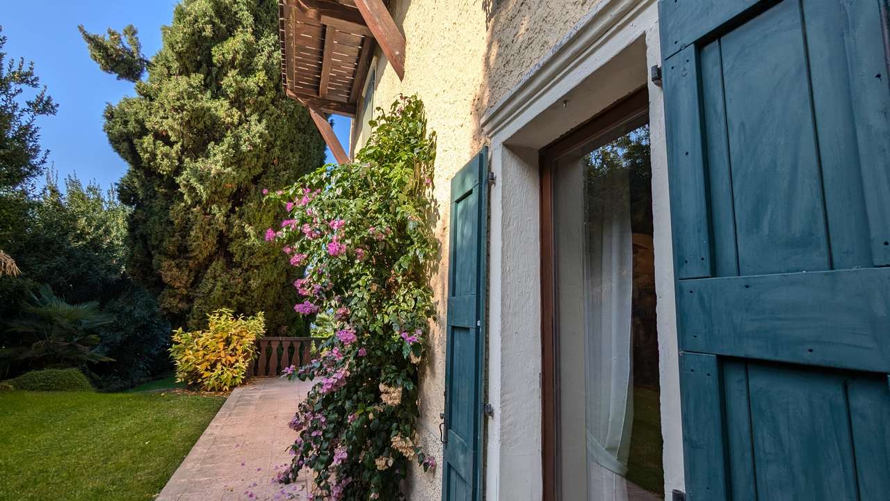 imposante Villa in 1.Linie am Gardasee Torri del Benaco mit viel Baupotential