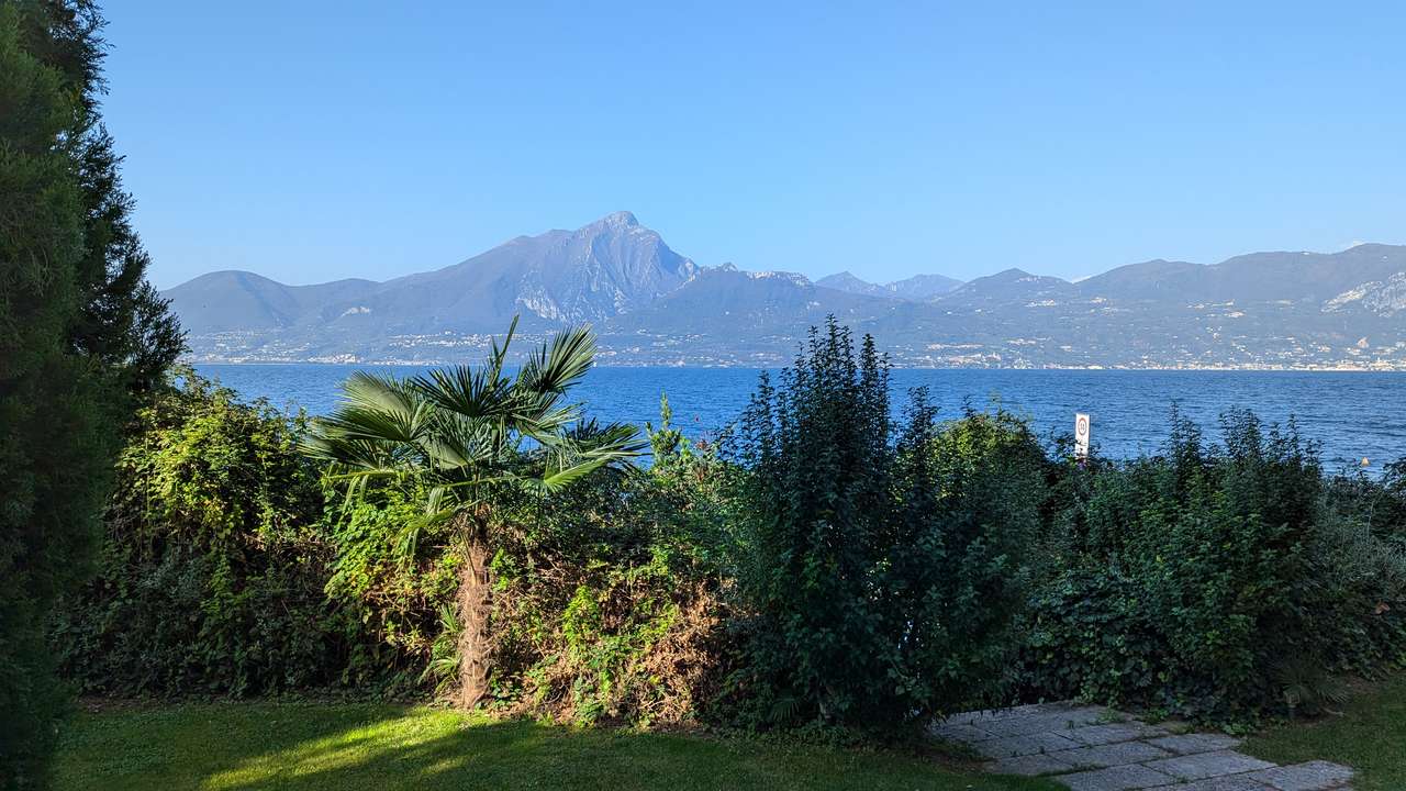 imposante Villa in 1.Linie am Gardasee Torri del Benaco mit viel Baupotential