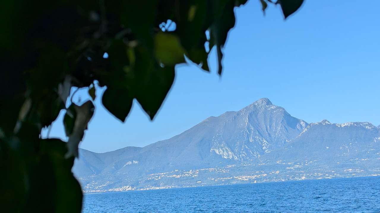 imposante Villa in 1.Linie am Gardasee Torri del Benaco mit viel Baupotential