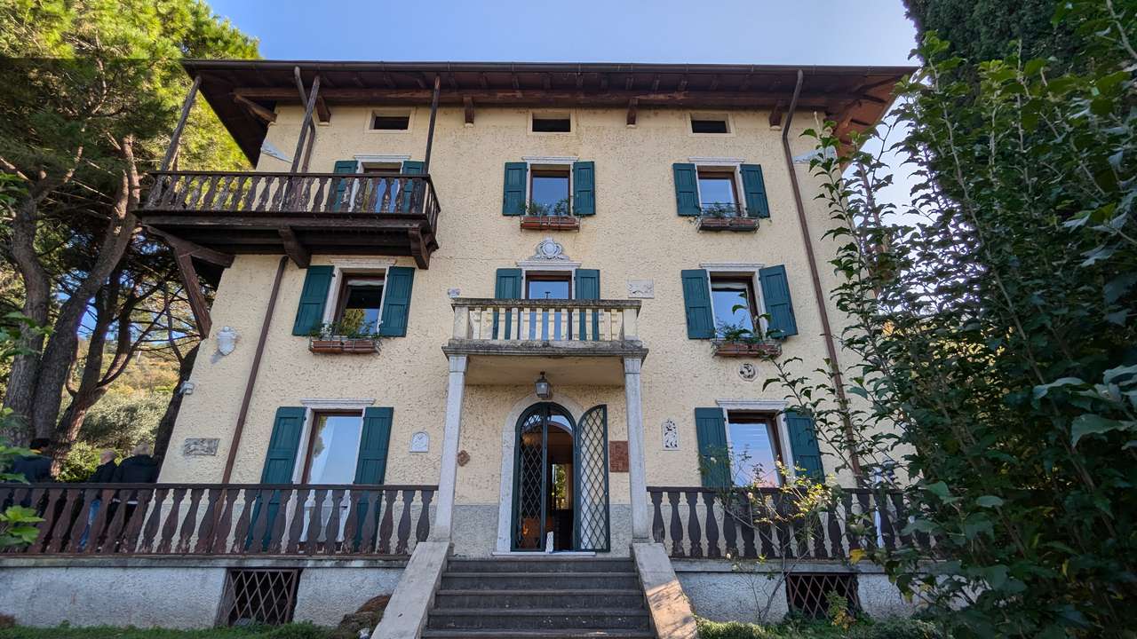 imposante Villa in 1.Linie am Gardasee Torri del Benaco mit viel Baupotential