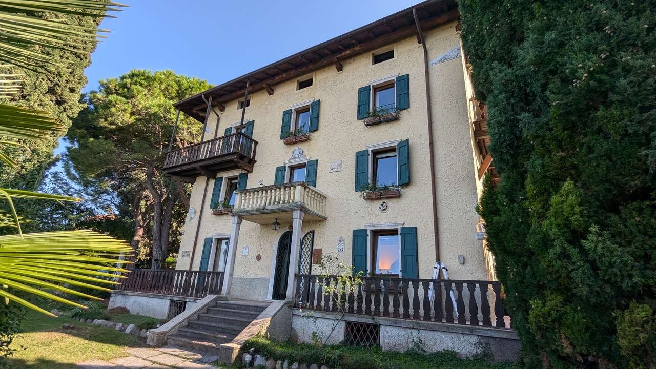 imposante Villa in 1.Linie am Gardasee Torri del Benaco mit viel Baupotential