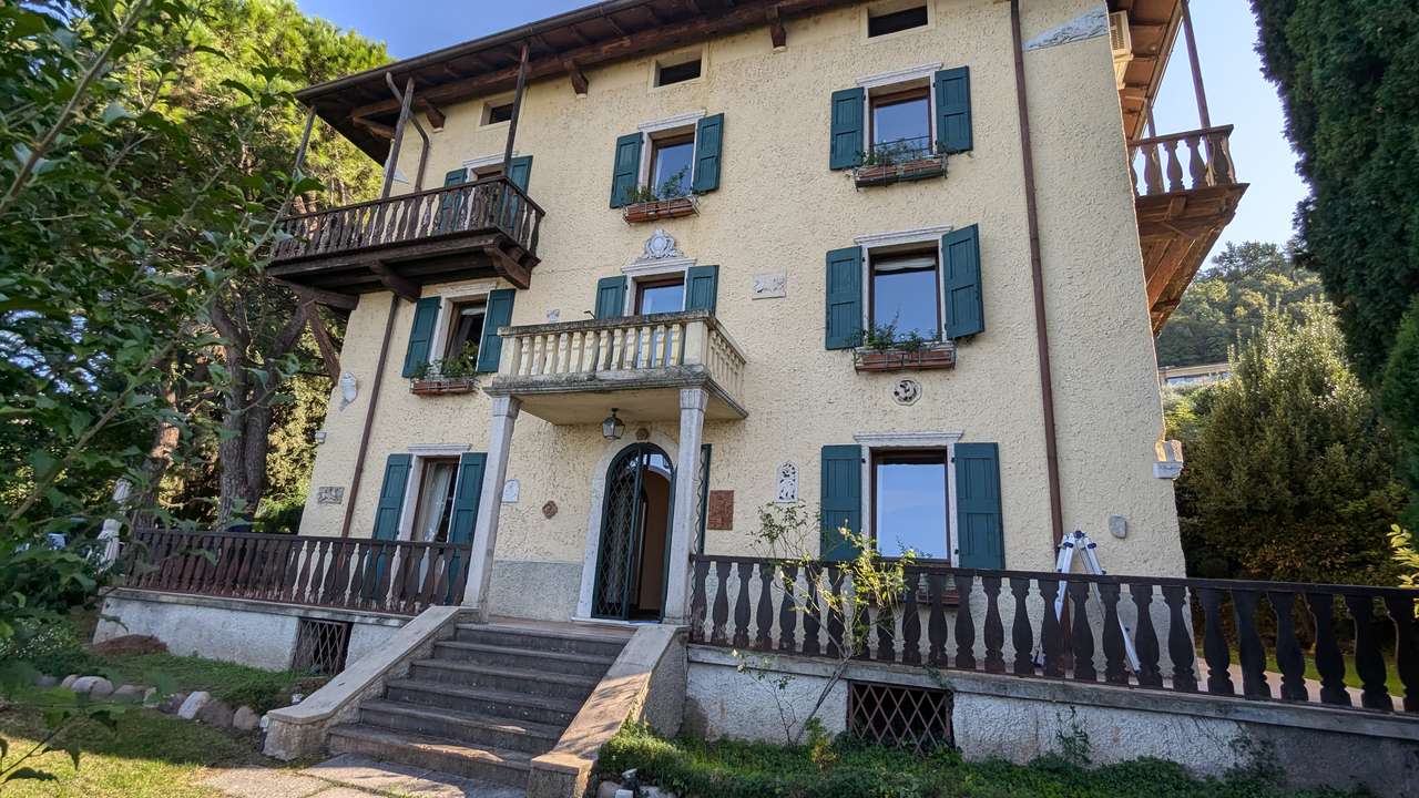imposante Villa in 1.Linie am Gardasee Torri del Benaco mit viel Baupotential