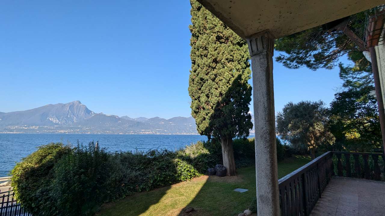 imposante Villa in 1.Linie am Gardasee Torri del Benaco mit viel Baupotential