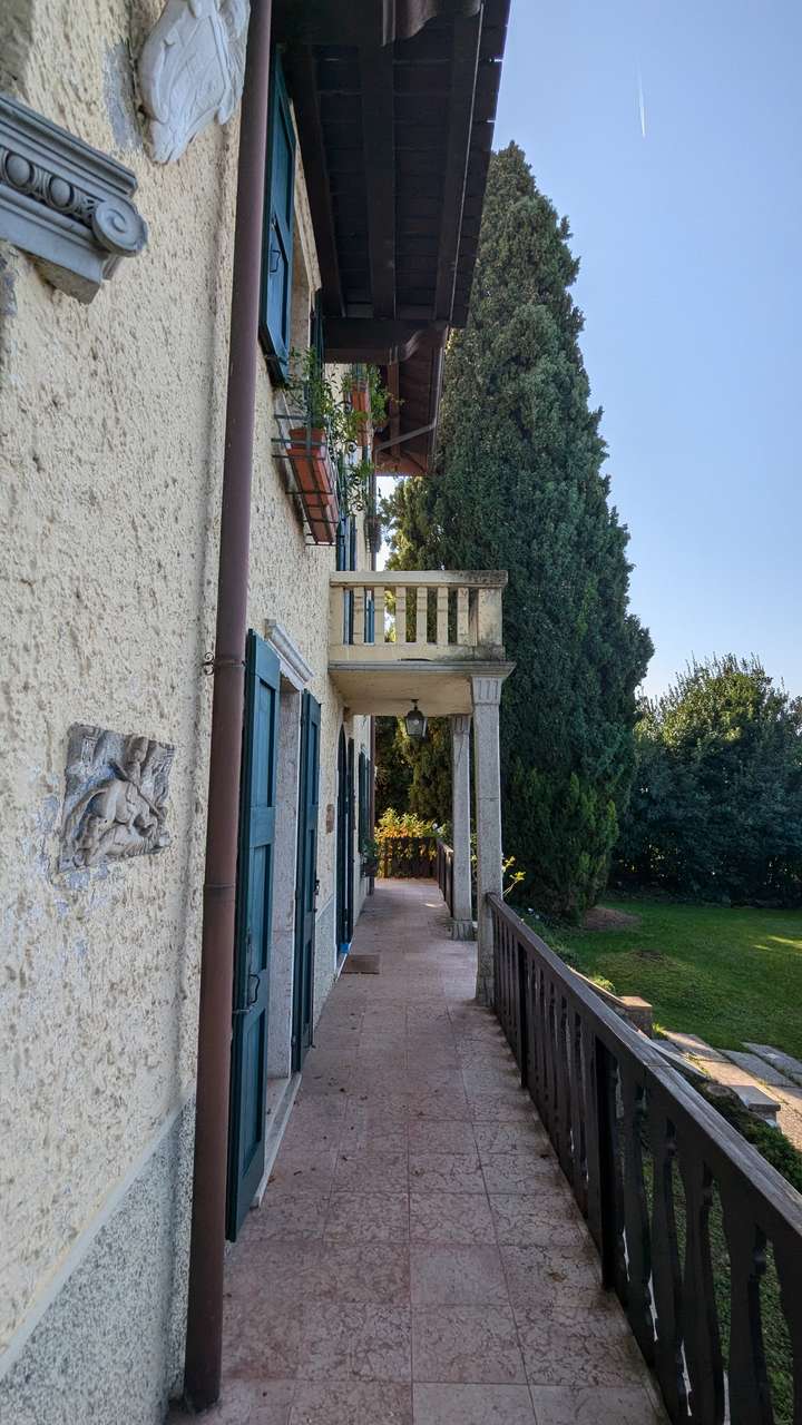 imposante Villa in 1.Linie am Gardasee Torri del Benaco mit viel Baupotential