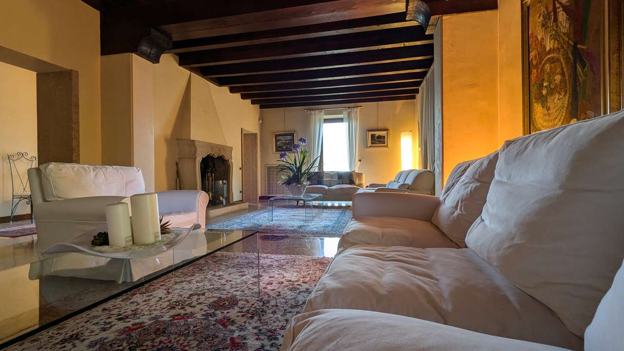 imposante Villa in 1.Linie am Gardasee Torri del Benaco mit viel Baupotential