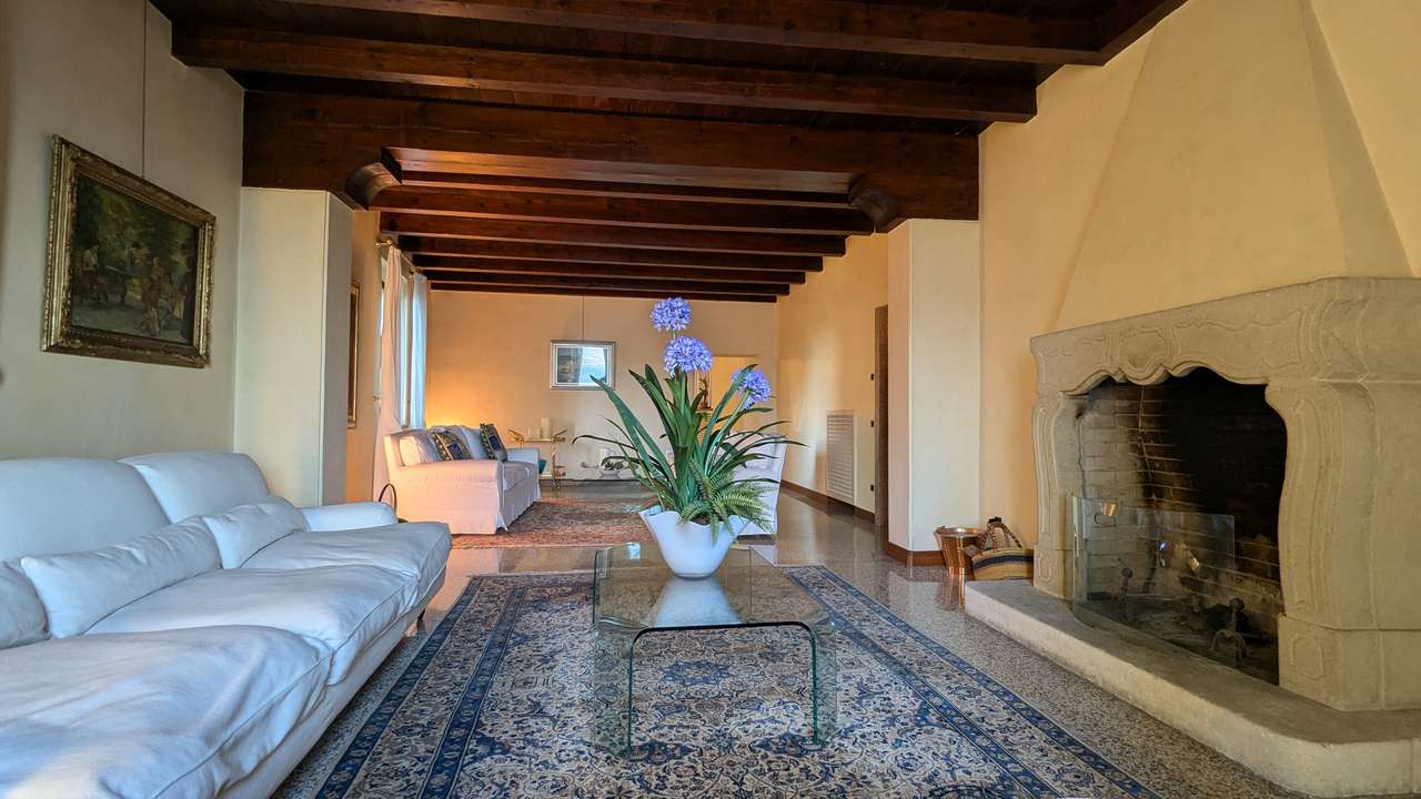 imposante Villa in 1.Linie am Gardasee Torri del Benaco mit viel Baupotential