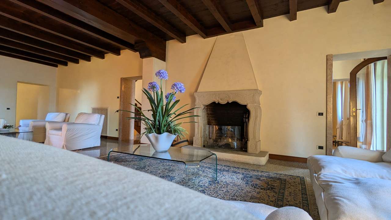 imposante Villa in 1.Linie am Gardasee Torri del Benaco mit viel Baupotential