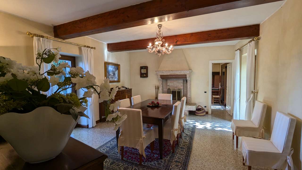 imposante Villa in 1.Linie am Gardasee Torri del Benaco mit viel Baupotential