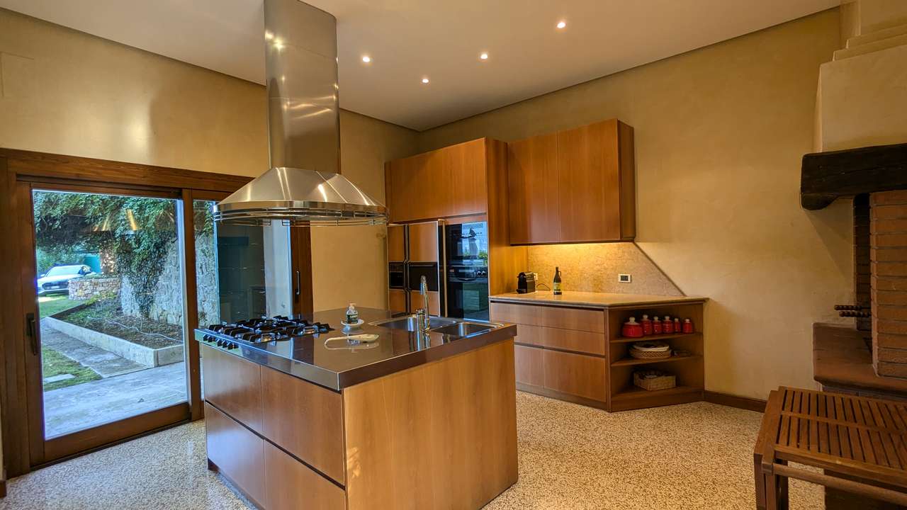 imposante Villa in 1.Linie am Gardasee Torri del Benaco mit viel Baupotential