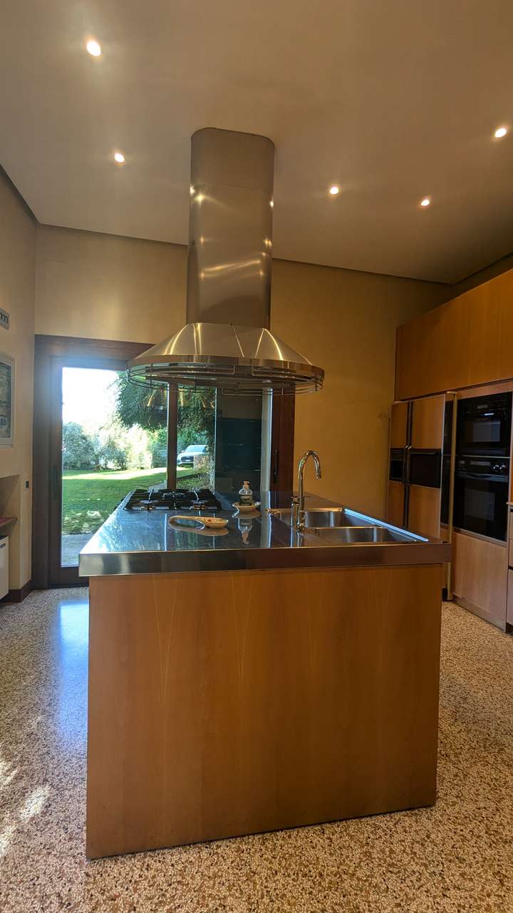 imposante Villa in 1.Linie am Gardasee Torri del Benaco mit viel Baupotential
