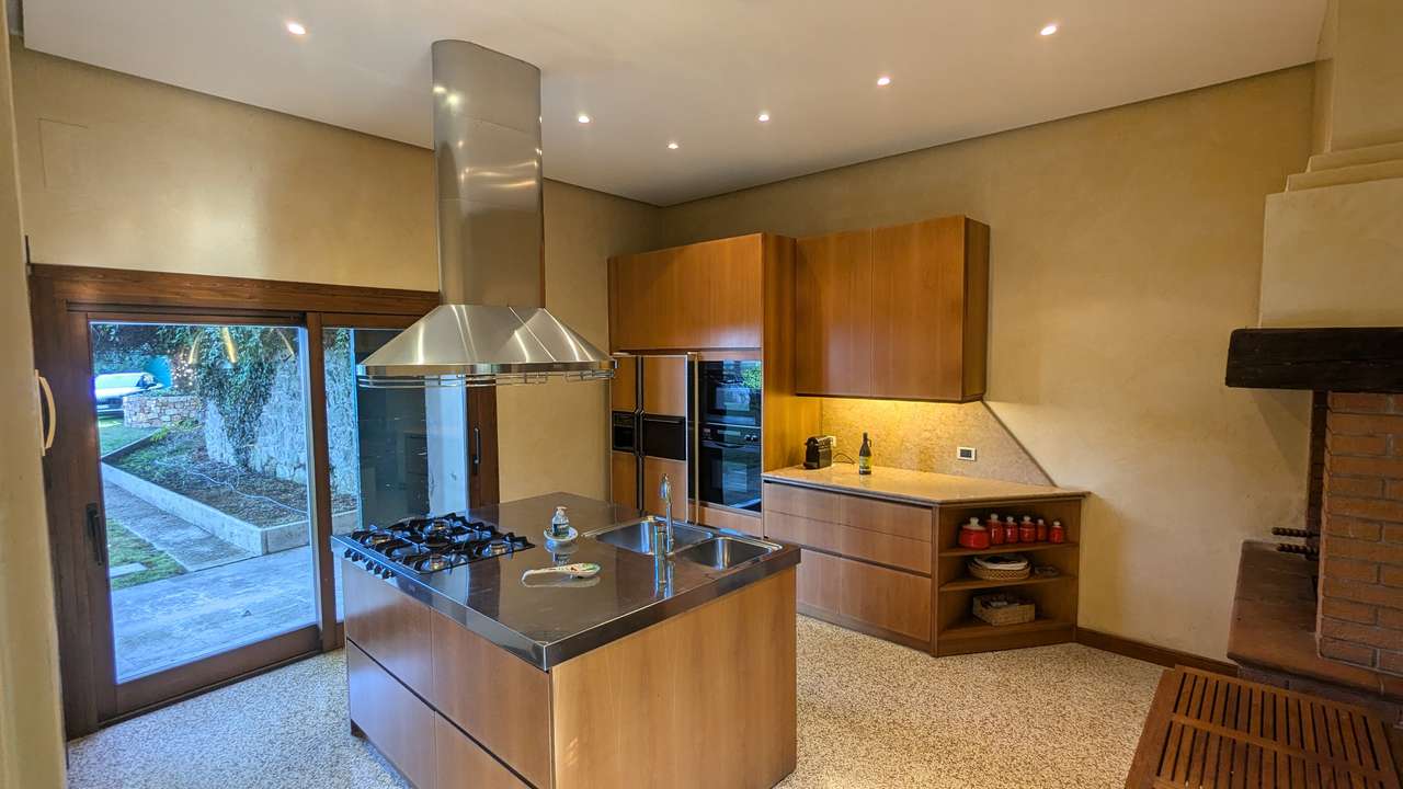 imposante Villa in 1.Linie am Gardasee Torri del Benaco mit viel Baupotential