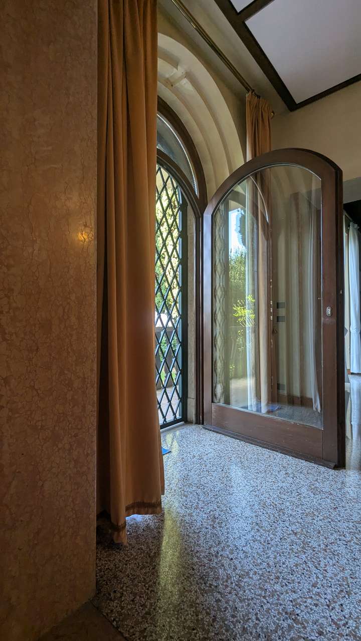 imposante Villa in 1.Linie am Gardasee Torri del Benaco mit viel Baupotential