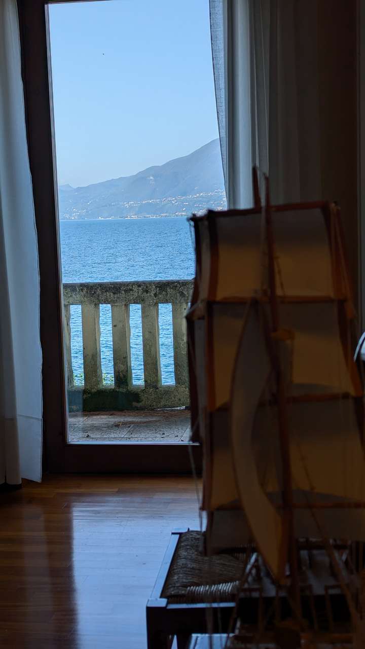imposante Villa in 1.Linie am Gardasee Torri del Benaco mit viel Baupotential