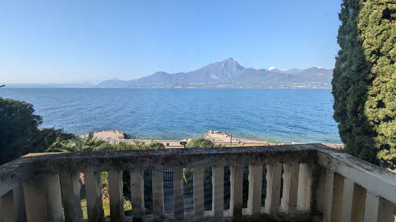 imposante Villa in 1.Linie am Gardasee Torri del Benaco mit viel Baupotential