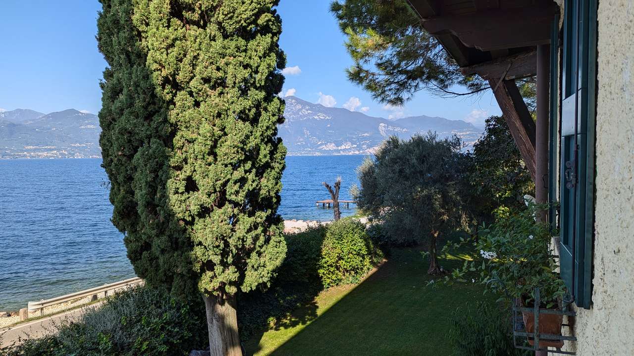 imposante Villa in 1.Linie am Gardasee Torri del Benaco mit viel Baupotential