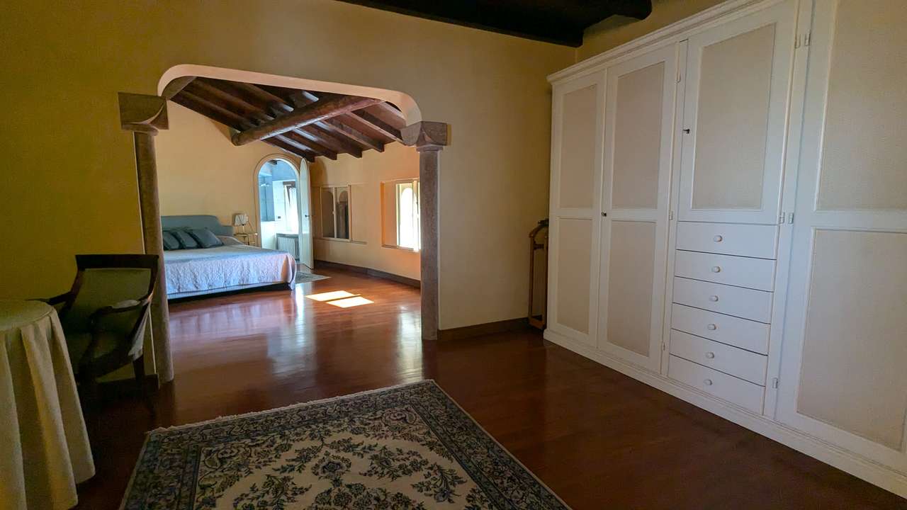 imposante Villa in 1.Linie am Gardasee Torri del Benaco mit viel Baupotential