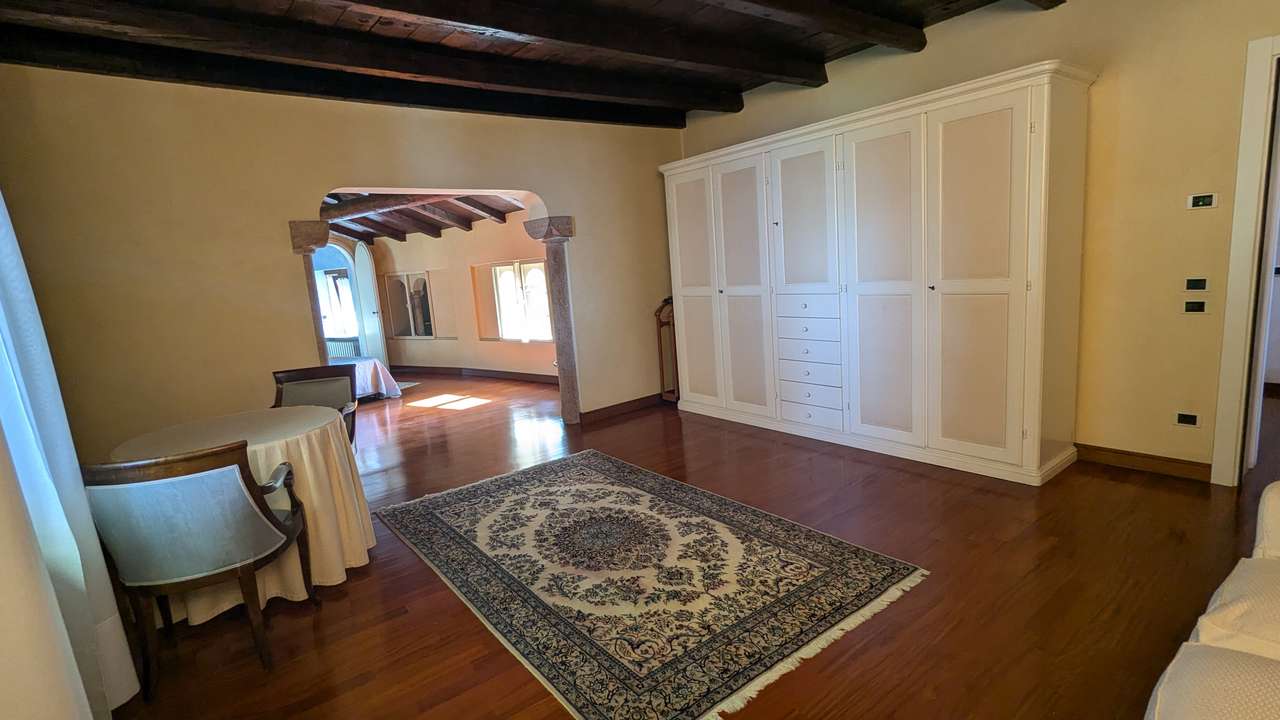 imposante Villa in 1.Linie am Gardasee Torri del Benaco mit viel Baupotential