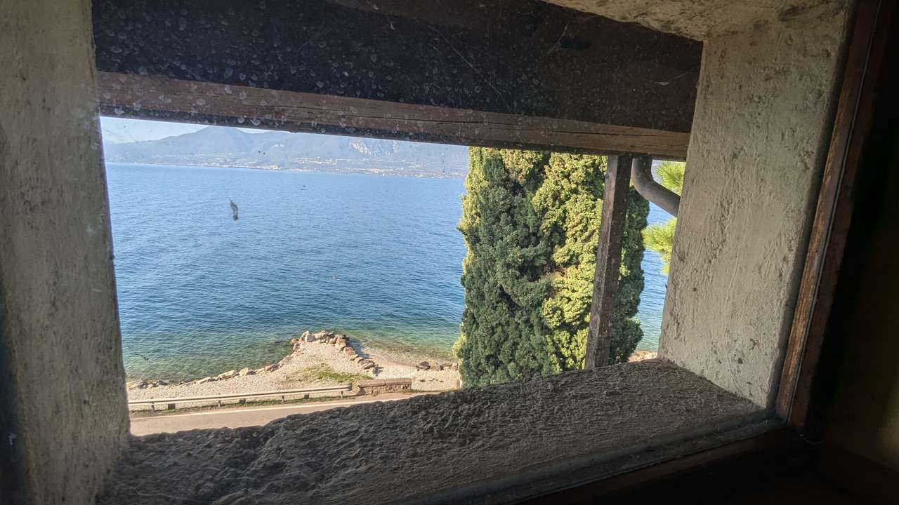 imposante Villa in 1.Linie am Gardasee Torri del Benaco mit viel Baupotential